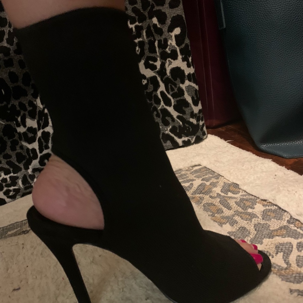 Black stilettos above ankle, 4” heel.